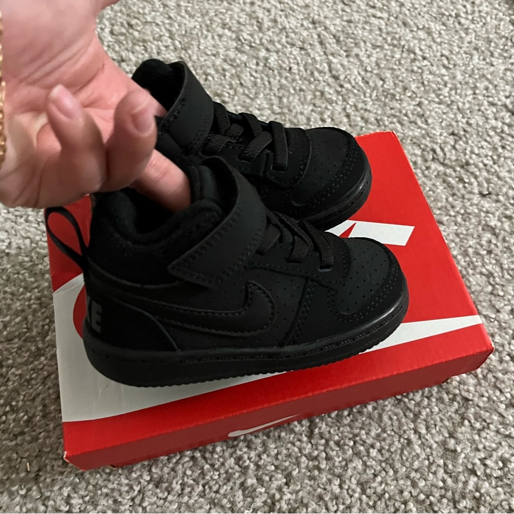 Nike Court Borough Mid